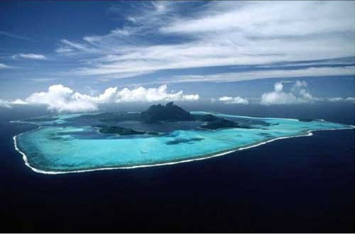 Hòn đảo Bora Bora được bao bọc bởi một con phá và một vỉa san hô ngầm ngăn cách.